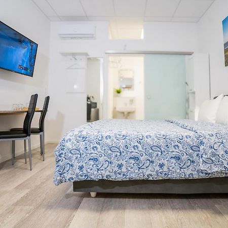 Private Room #1 With King Size, Ground Floor, Ac, Only 2Min To Rab ラムシュタイン・ミーゼンバッハ エクステリア 写真